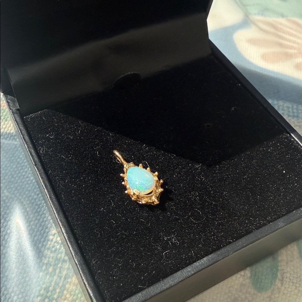 14kt solid Gold Pendant with genuine opal stone price firm no offers